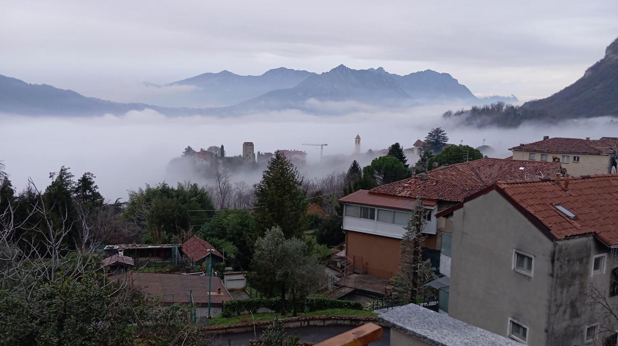 La Dimora Dei Due Laghi Bed & Breakfast Калолциокорте Екстериор снимка